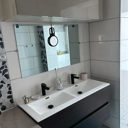 Apartment Charmant, Appartement, Parking Gratuit